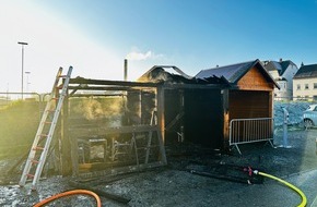 Feuerwehr Bergisch Gladbach: FW-GL: Corona-Teststation am S-Bahnhof in der Stadtmitte von Bergisch Gladbach brennt nieder