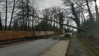 Feuerwehr Ratingen: FW Ratingen: FW Ratingen: Folgemeldung Feuerwehr Ratingen - Auch das Orkantief Antonia hält die Feuerwehr Ratingen weiter in Atem