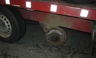 Polizeiinspektion Göttingen: POL-GÖ: (189/2017) Pkw-Anhänger mit fehlendem Reifen auf der A7 unterwegs
