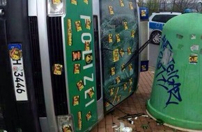 Polizeidirektion Hannover: POL-H: Zeugenaufruf! Fußball-Randalierer kippen Polizeifahrzeug um