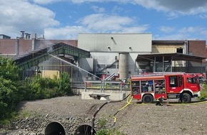 Feuerwehr der Stadt Arnsberg: FW-AR: Brennendes Förderband beschäftigt Feuerwehr stundenlang