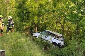 Verkehrsdirektion Mainz: POL-VDMZ: PKW fährt auf Leitplanke auf und überschlägt sich