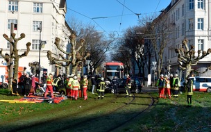 Feuerwehr Dortmund: FW-DO: Straßenbahn stößt mit PKW zusammen