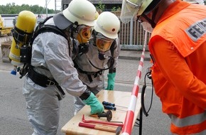 Freiwillige Feuerwehr Celle: FW Celle: Gefahrguteinsatz - Säure in E-Transporter ausgetreten / Einsatz für den Chemie- und Strahlenschutzzug der Feuerwehr Celle