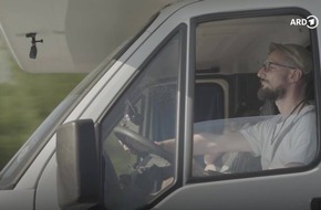 Echtes Leben: "Jung, Papa, Witwer - ein Roadtrip" im Ersten und in der ARD Mediathek Echtes Leben: "Jung, Papa, Witwer - ein Roadtrip" im Ersten und in der ARD Mediathek