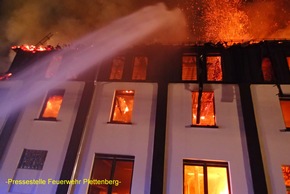 FW-PL: Folgemeldung Fw.Plettenberg. Großbrand in Plettenberg. Sämtliche Löschzüge der Feuerwehr Plettenberg im Einsatz. Weitere Drehleiter aus Lüdenscheid angefordert. Zwei Leichtverletzte Feuerwehrkräfte.