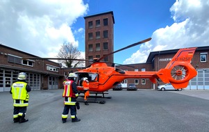 Feuerwehr Essen: FW-E: Wohnungsbrand in einem Mehrfamilienhaus, zwei Personen zum Teil schwerstverletzt. Rettungshubschrauber im Einsatz. Hund und zwei Vögel kommen ums Leben.