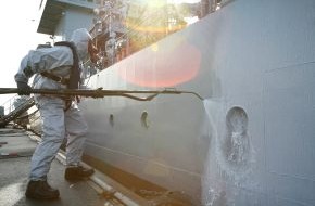 Presse- und Informationszentrum Marine: Deutsche Marine - Bilder der Woche: Giftalarm auf dem Tender "Donau" - Soldaten aus Höxter üben mit Marine