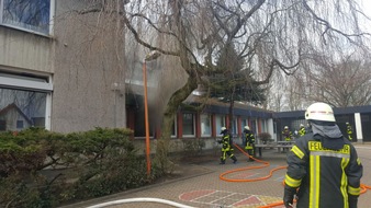 Feuerwehr Recklinghausen: FW-RE: Feuer in Schulgebäude - vorbildliche Räumung - keine Verletzten