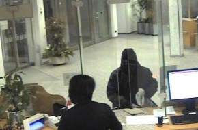 Polizeipräsidium Mittelfranken: POL-MFR: (370) Räuber überfällt Bank - Belohnung ausgesetzt