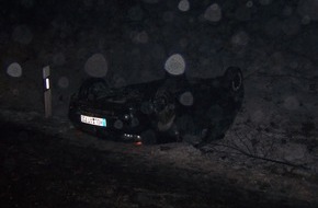 Polizeiinspektion Hameln-Pyrmont/Holzminden: POL-HOL: Diesmal Landesstraße 580 - Merxhausen - Heinade: Winterglätte - Wieder auf dem Dach gelandet - - Eine schwer und zwei leicht verletzte Insassen -