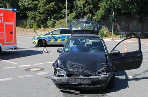 Polizei Bielefeld: POL-BI: Rotlicht übersehen: Pkw-Fahrerin schwer verletzt