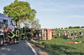 Kreispolizeibehörde Höxter: POL-HX: LKW prallt gegen Baum - Fahrer schwer verletzt