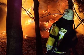 Freiwillige Feuerwehr Werne: FW-WRN: FEUER_2 - brennen ca. 20 Strohballen, Richtung Hamm, hinterm Kraftwerk auf der rechten Seite