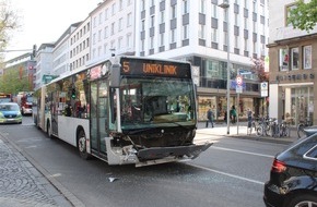 Polizei Aachen: POL-AC: Verkehrsunfall zwischen Pkw und Linienbus