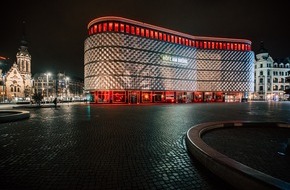 German Council of Shopping Places: Innenstädte sehen ohne Handel ROT / Über 150 Shopping-Center beteiligen sich an Lichtaktion