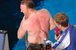 ProSieben: Auch ein roter Rücken kann entzücken: Stefan Raab stürzt sich wieder vom Sprungturm