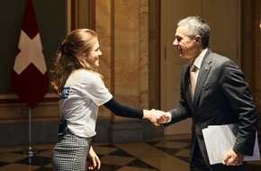 Plan International Schweiz: Journée internationale des filles : Jeune femme (22) assume la fonction de Président de la Confédération pendant une journée