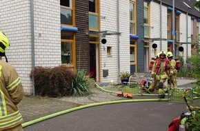 Feuerwehr Ratingen: FW Ratingen: Zimmerbrand in Ratingen-Süd: Schneller Einsatz der Feuerwehr verhindert Schlimmeres