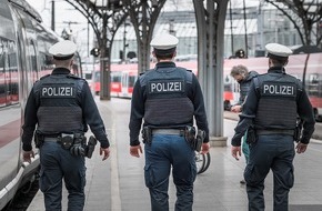 Bundespolizeidirektion München: Bundespolizeidirektion München: Unbekannte schlagen Teenager - Bundespolizei sucht Zeugen