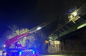 Feuerwehr Weinheim: FW Weinheim: Feuerwehr rettet vier junge Menschen aus unwegsamem Gel&auml;nde