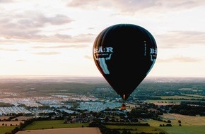 REKORD-INSTITUT für DEUTSCHLAND: RID-Weltrekord über dem diesjährigen »Wacken Open Air« in luftiger Höhe: Luftgitarrist Johannes Ritter erzielt im Heißluftballon die neue Bestleistung für das »höchste Luftgitarren-Solo« (327 ...