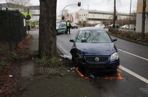 Polizei Rheinisch-Bergischer Kreis: POL-RBK: Bergisch Gladbach - Kontrolle verloren und vor einen Baum gefahren