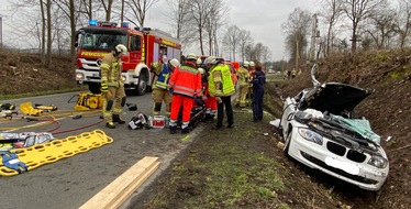Freiwillige Feuerwehr Menden: FW Menden: Schwerer Verkehrsunfall in Niederoesbern