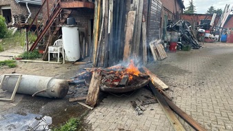 Freiwillige Feuerwehr Bedburg-Hau: FW-KLE: Feuerschale außer Kontrolle geraten