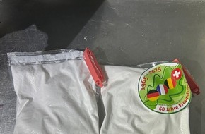 Hauptzollamt Karlsruhe: HZA-KA: Drogenversteck in Reserveradmulde aufgedeckt / Drei Tatverdächtige mit zwei Kilogramm Amphetamin und weiteren Betäubungsmitteln festgenommen
