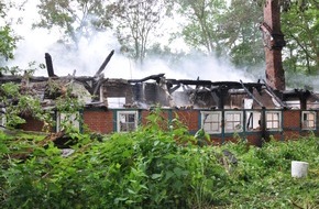 Polizeiinspektion Cuxhaven: POL-CUX: Reetdachhaus brennt nieder + Polizei warnt Betriebe vor Erpressungs-Trojaner in vorgeblichen Bewerbungsunterlagen