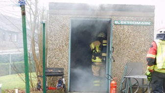 Feuerwehr Plettenberg: FW-PL: Brand einer Trafostation angrenzend an einem Mehrfamilienhaus