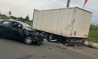 Polizei Gelsenkirchen: POL-GE: Auto kollidiert mit geparktem Auflieger - zwei Verletzte
