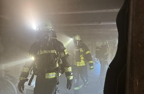 Feuerwehr der Stadt Arnsberg: FW-AR: TROTZ GROSSER HITZE: ERFOLGREICHE EINSATZÜBUNG DES LÖSCHZUGS OEVENTROP