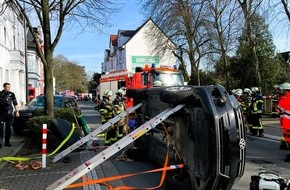 Feuerwehr Essen: FW-E: Verkehrsunfall mit Pkw in Seitenlage - eine verletzte Person