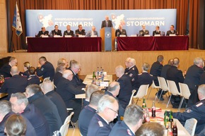 FW-Stormarn: Mitgliederversammlung: Thomas Proß von der Feuerwehr Poggensee mit dem deutschen Feuerwehr-Ehrenkreuz in Silber ausgezeichnet