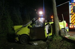 Feuerwehr Dinslaken: FW Dinslaken: Feuerwehrwehr befreit eingeklemmten Verletzten nach Verkehrsunfall