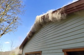 Kreisfeuerwehrverband L&uuml;chow-Dannenberg e.V.: FW L&uuml;chow-Dannenberg: +++ Gro&szlig;einsatz der Feuerwehren in L&uuml;chow-Dannenberg +++ Wohnhaus aus Holz brennt am Gr&uuml;ndonnerstag vollst&auml;ndig aus +++