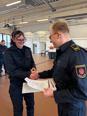 FW Dinslaken: Feuerwehr Dinslaken: Nachwuchs fit f&uuml;r den Einsatzdienst gemacht
