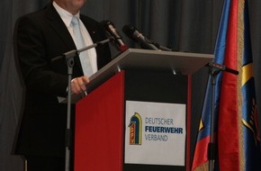 Deutscher Feuerwehrverband e. V. (DFV): Friedrich: Bund wird Fahrzeug-Zusagen einhalten / Bundesinnenminister bekennt sich bei DFV-Verbandstag zu Feuerwehren (mit Bild)
