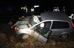 Kreispolizeibehörde Höxter: POL-HX: Schwerer Verkehrsunfall - 22-Jähriger prallt mit Pkw gegen Baum