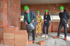 SOS-Kinderdorf-Stiftung: Richtfest im SOS-Kinderdorf Sauerland: Mit einem barrierefreien Haus, mit vielen Kindern und mit Christoph Biemann von der Sendung mit der Maus