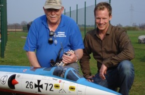 Kabel Eins: "Düsenopa" Herbert hebt im selbstgebauten Miniatur-Jet ab ... In "Mein Mann, sein Hobby und ich" am Donnerstag, 16. Juli 2009 bei kabel eins