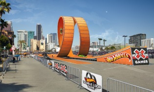 Mattel GmbH: Mit Hot Wheels den Himmel bei den X Games 2012 in Los Angeles erstürmen - Weltrekordversuch mit zwei Fahrern auf sechsstöckigem, vertikalem Looping