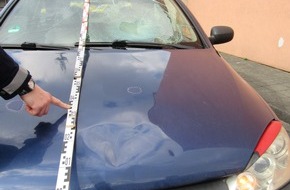 Polizei Mettmann: POL-ME: Fußgängerin wird von Auto erfasst: Schwer verletzt - Ratingen - 2002105