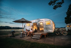 Rustikal im Zelt oder komfortabel im Camper - sichere Begleiter für den Outdoor-Urlaub.