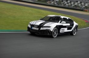 Audi AG: Audi bringt das sportlichste pilotiert fahrende Auto der Welt auf die Rennstrecke