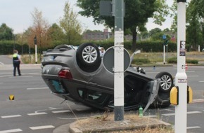 Polizeipräsidium Krefeld: POL-KR: Frau bei Verkehrsunfall schwer verletzt