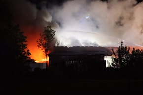 FW-SE: Autowerkstatt in einem landwirtschaftlichen Gebäude brennt komplett aus