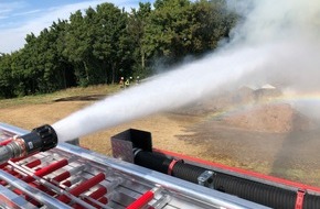 Freiwillige Feuerwehr Hennef: FW Hennef: Brennen 170 Rundballen - enorme Rauchentwicklung